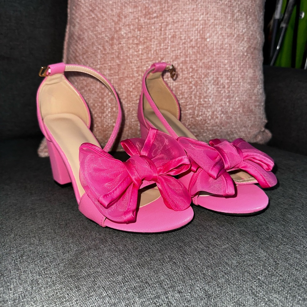Pink bow heels